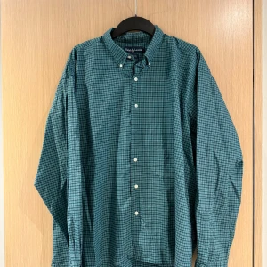 Grön rutig skjorta från Ralph Lauren - Säljer en grön och blå rutig skjorta från Ralph Lauren. Måttet på skjortan är ca 75cm lång och 68cm bred. Storleken är XXL och skicket är bra om ni stryker den kommer den se som ny ut🤩 Nypris cirka 1600kr