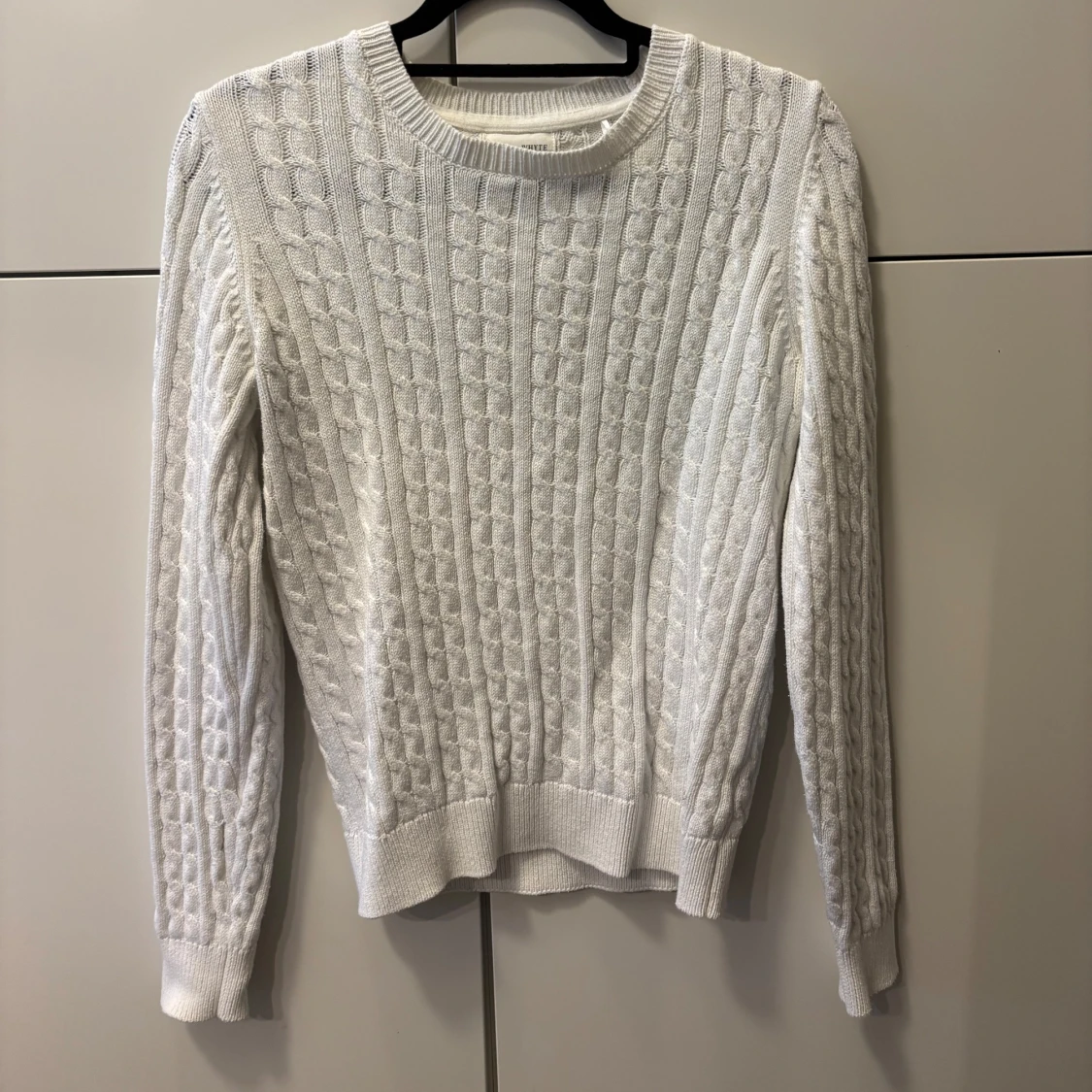 Vit kabelstickad tröja