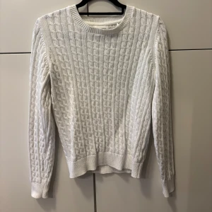 Vit kabelstickad tröja - Säljer en vit kabelstickad tröja från Lindex (Holly&Whyte) i storlek S. Perfekt som kofta en sommarkväll. Säljer pga den inte används längre.