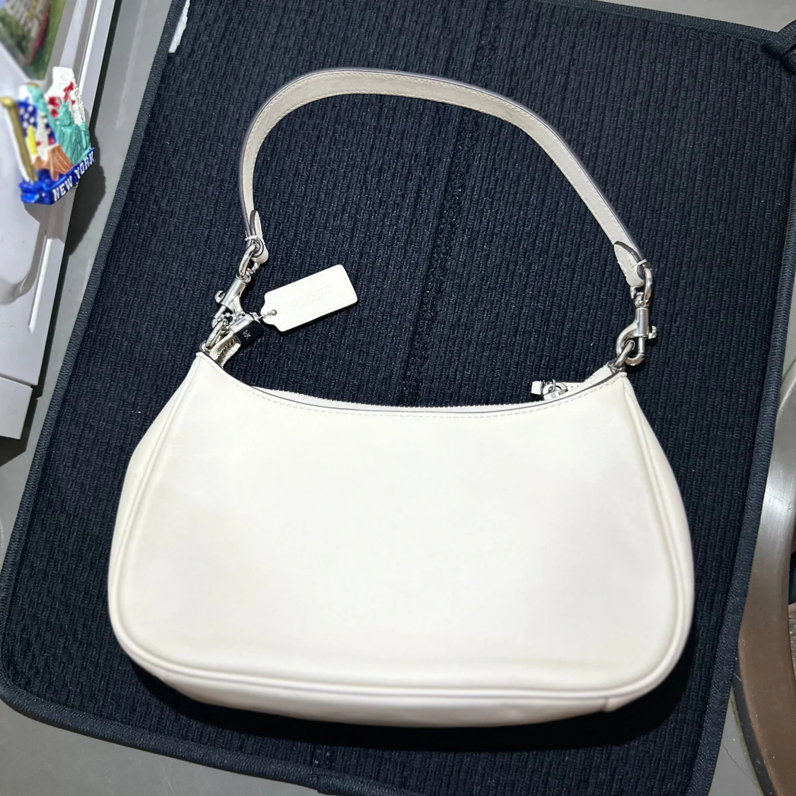 Vit axelväska från Coach - 1