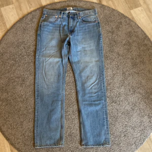  ljusblå jeans - Klassiska jeans i ljusblå denim med raka ben och femficksmodell. Byxorna har knappgylf och Levis-lapp bak i midjan. Perfekta för en avslappnad stil och passar till det mesta. Helt oanvända, köpt men inte passat i storlek på mig.