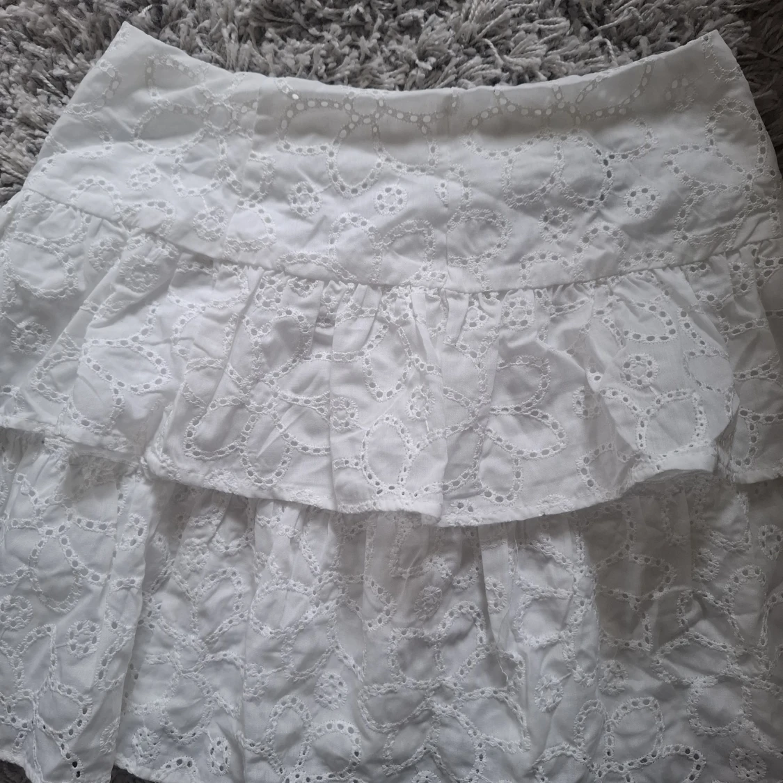 Vit volangkjol med broderade detaljer - 2