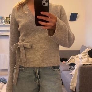 Grå omlottkofta från Gina Tricot - Snygg omlottkofta från Gina Tricot i storlek S, använd ett fåtal gånger💓💓💓