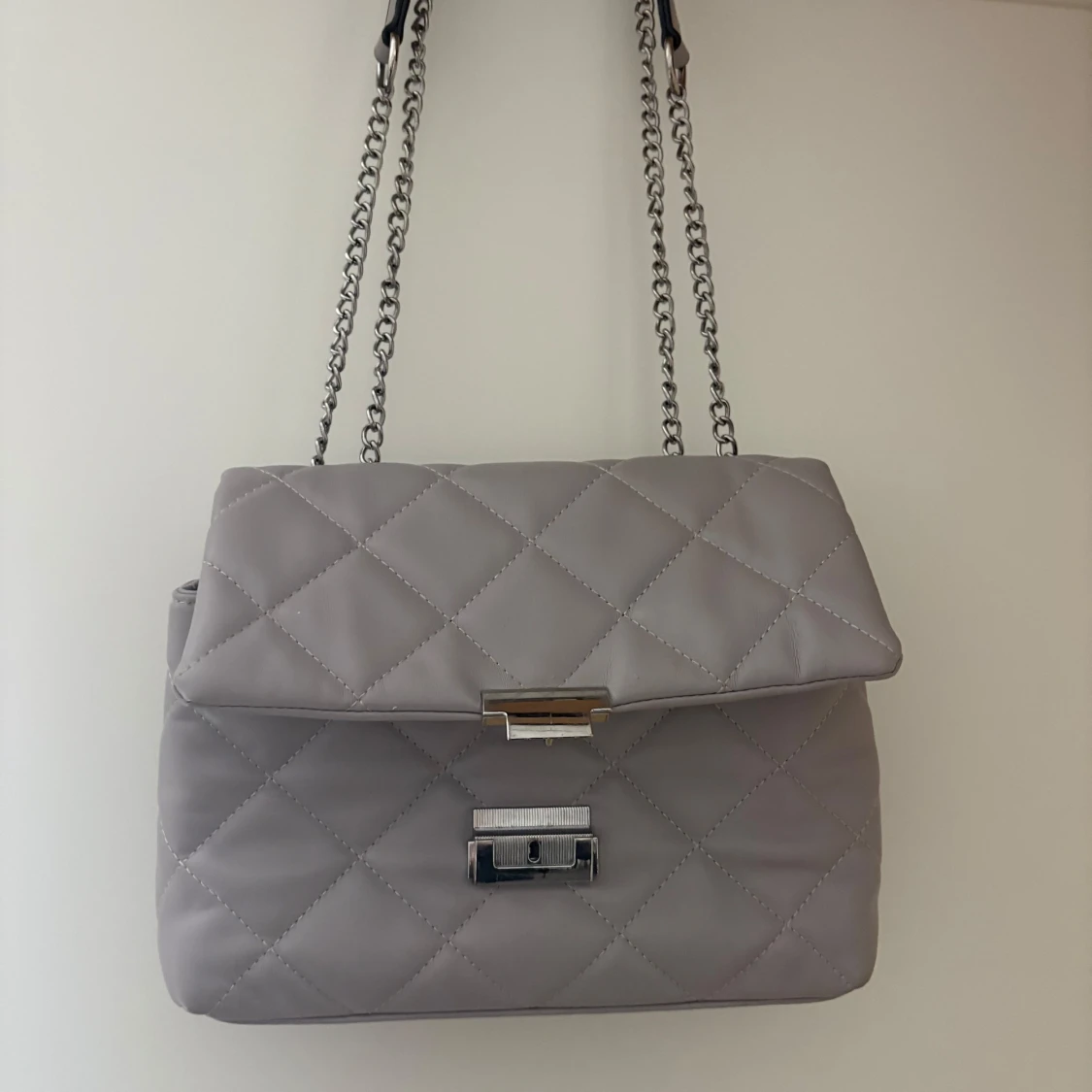 Grå quiltad axelväska med kedjerem
