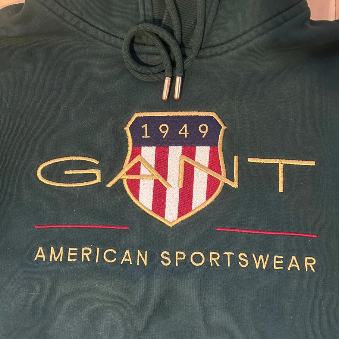 Mörkgrön hoodie från GANT - 1