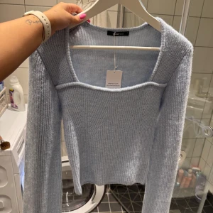 Ljusblå stickad topp - Ljusblå stickad topp från Gina med prislapp kvar 