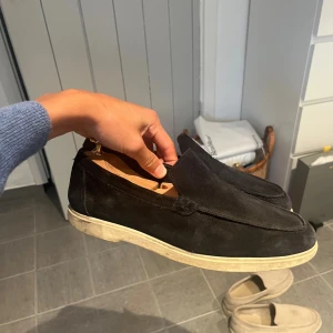 Loafers  - Säljer nu mina marinblå/mörkböå loafers i storlek 42. Dojorna är mycket använda, men ändå rätt så schysst skick. Köpt på zara på Spanien för 750kr. 