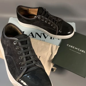 Lanvins Uk 10  - Allt og ingår på bild! Äkthets certifikat medföljer. Inga stora defekter, enda defekten är att ena tån är lite skrapad som man ser på tredje bilden. Uk 10 vilket motsvarar 44.5 men rekommenderar för Tom lite större. Kom med frågor! Sulan är målad med shoe hero. 