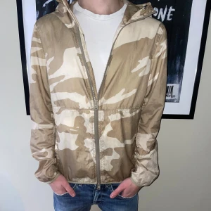 Windbraker från woolrich  - Säljer denna woolrich windbrakern eftersom den inte kom så mycket till användning inga defekter eller tecken på användning så inprinsip helt ny strl S men passar även XS skriv vid fler frågor och funderingar !!!