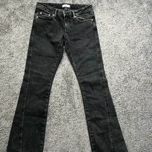 Svarta jeansbyxor från Perfect Jeans - Säljer ett par svarta jeansbyxor från Perfect Jeans med klassisk femficksdesign och snygga detaljer på bakfickan. Byxorna har raka ben och normal passform, perfekta till många olika outfits. Aldrig använda