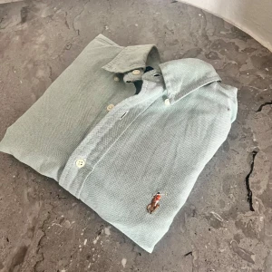 Ralph lauren skjorta - Hej, säljer nu denna otroligt snygga Ralph lauren skjorta, väldigt bra skick inga defekter men tecken på användning skulle säga 8/10, pris går att diskutera och hör av er vid funderingar