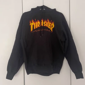 Svart Thrasher hoodie med flames - Svart hoodie från Thrasher