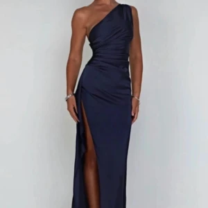 Balklänning  - Så så fin balklänning i världens finaste blåa färgen! Storlek 38 nypris 1350kr men säljer för 600kr🩷 