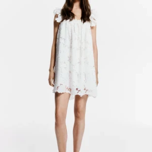 Söker vit klänning från hm - Söker denna vita klänningen från hm x white lotus i storlek xs-m. Hör av er om ni är intresserade av att sälja en.💕💕💕