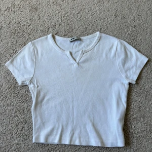 Vit croppad T-shirt  - Vit cropped T-shirt. I storlek XS. Som ny och endast använd ett par gånger.