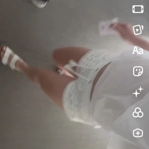 Vita virkade shorts med snörning - Säljer ett par vita virkade shorts med dekorativ snörning och tofsar framtill. Shortsen har en feminin spetslook och är perfekta för sommaren. De är lowwaist och har en mini-längd. strl s men skulle säga mer xs.