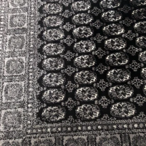 Svart och grå mönstrad matta - Snygg matta med svart bas och detaljerat grått mönster. 160x230Perfekt matta för att lyfta ditt vardsgdrum med en klassisk touch. Mjukt material och stilren design. Orginalpris 2500 ! 