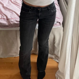 Svarta/Grå bootcut jeans från Zara - Säljer ett par svarta bootcut jeans från Zara. Bootcut jeans som är i ett mjukt denimtyg. Perfekta till din vardagsstil!