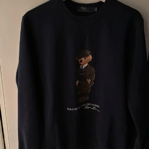 Ralph lauren tröja - Ralph Lauren tröja i nyskick. Inga defekter.  Storlek S men sitter som M. Skriv vid frågor eller funderingar!