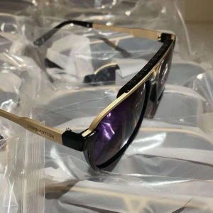 Solglasögon  - Helt nya solglasögon av topp kvalité!                   Klassisk och exklusiv design med tydlig logotyp.             Finns massor inne!