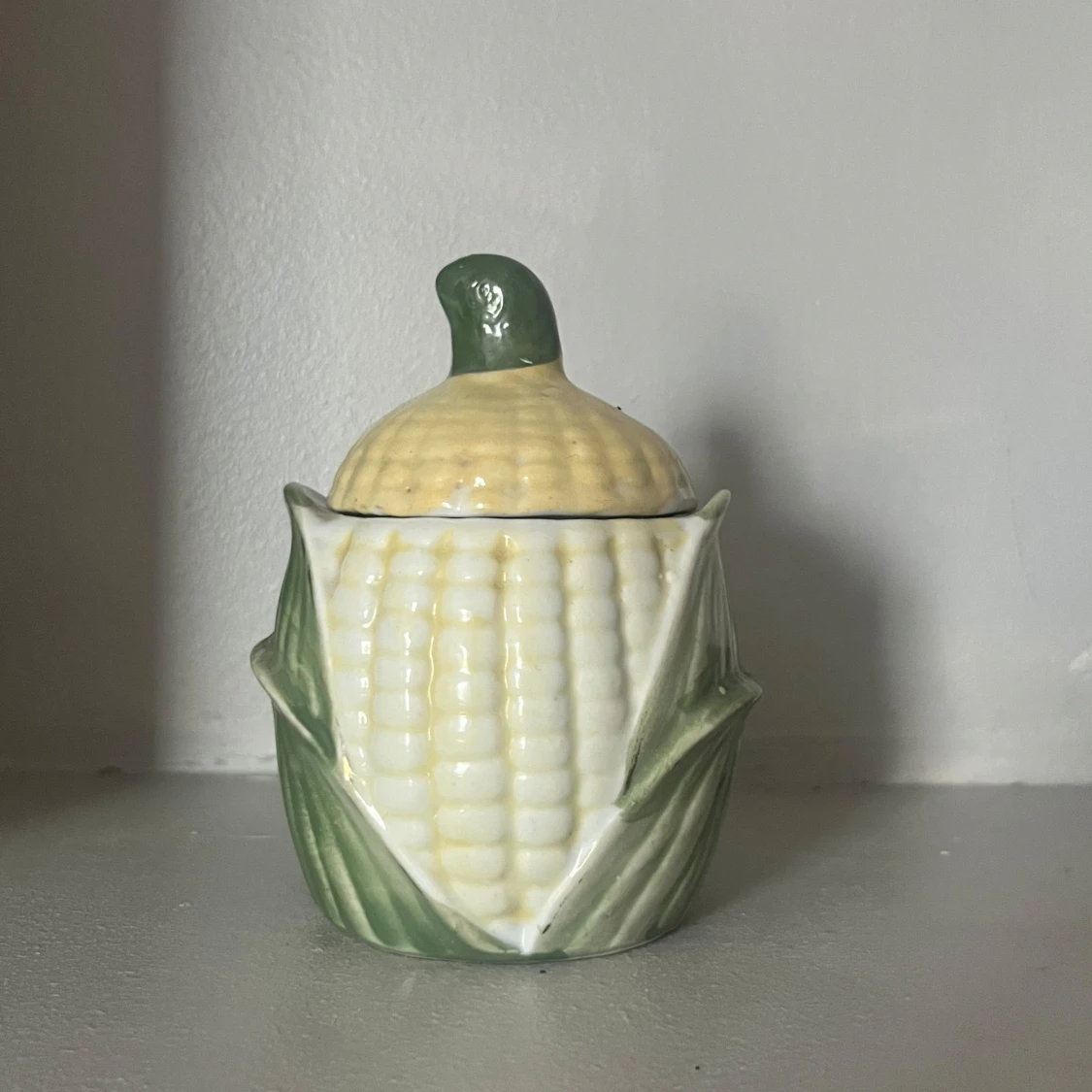 Majskolv i porslin med lock