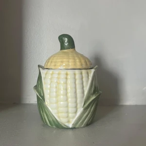 Majskolv i porslin med lock - Majskolv i porslin med lock. 
