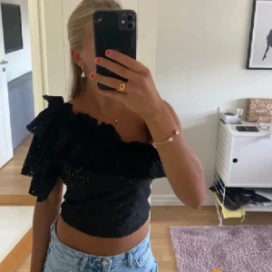 Svart topp från zara - Jättefin svart topp från zara!!! 💛💛💛