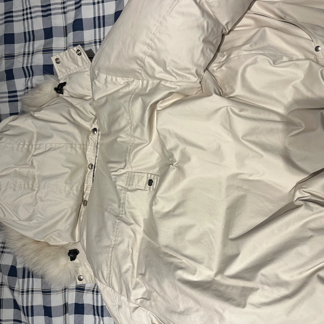 Vit dunjacka med pälskrage från Moose Knuckles - 3