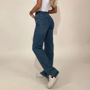 Blå raka jeans - Snygga blå jeans med rak passform från venderbys. 