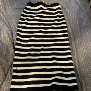 Randig kjol från zara - Randig kjol från zara i nyskick! Den är i storlek s och har resor runt midjan.