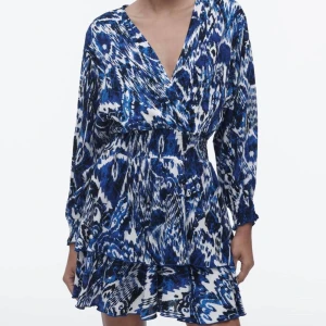 Zara klänning  - Säljer en blåvit klänning från Zara i storlek S. Klänningen är endast använd några gånger och är som i nytt skick. Säljer pga den är för liten.💕💕