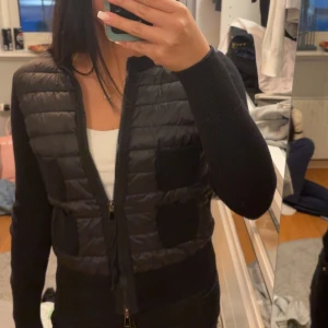 Svart cardigan jacka från Moncler - Säljer min moncler cardigan, jätte bra skick vill helst byta till en S men säljer vid bra pris. 