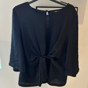 Blus med knytning  - Supersnygg blus med knytning som passar perfekt till fest eller om man bara vill piffa upp en outfit! Supersnygg!!!🥹🥰⭐️