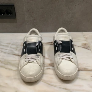 Valentino gravani skor bra skick och väldigt snygga - Storlek 43 box säljer för fel storlek