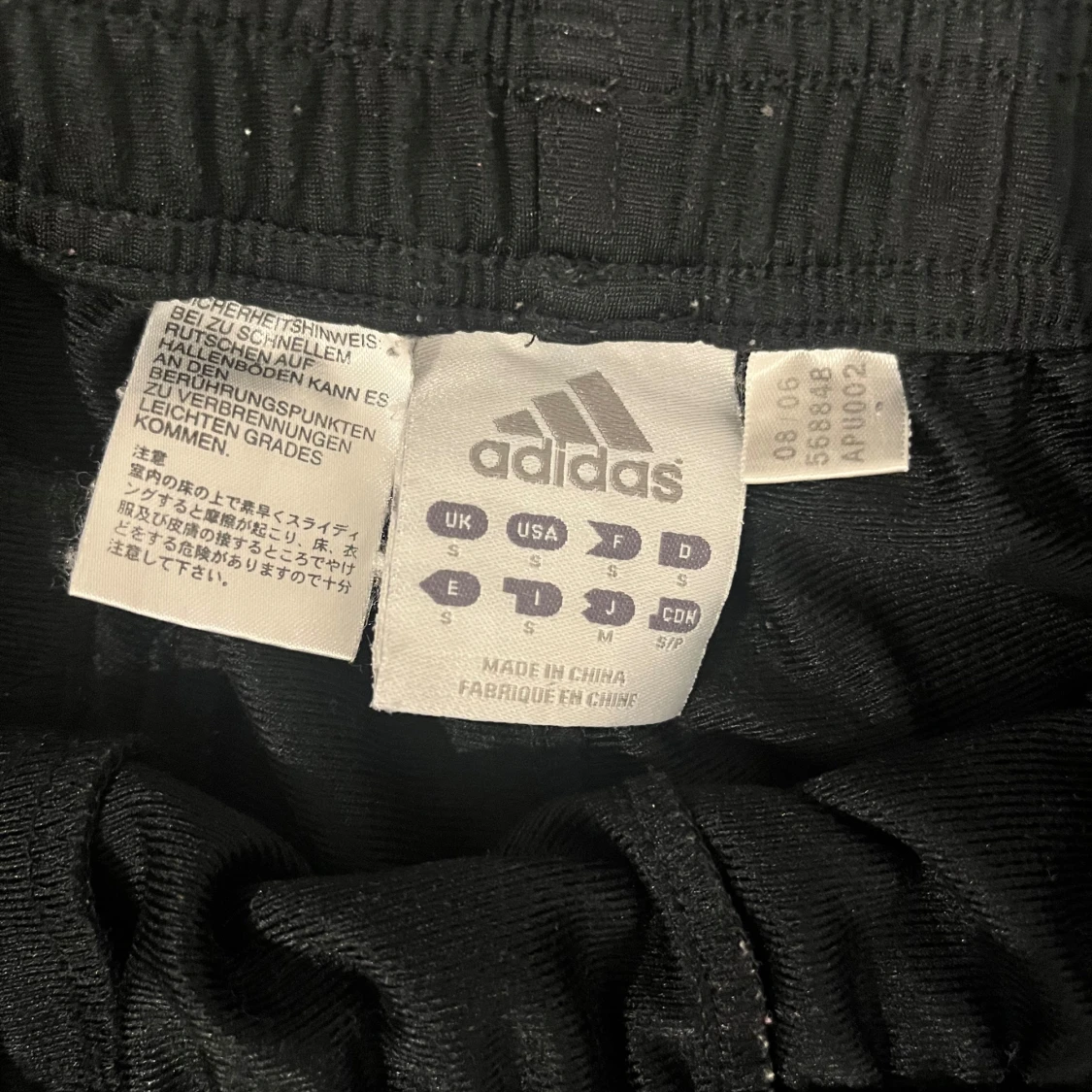 Svarta träningsbyxor från Adidas med vita ränder - 2