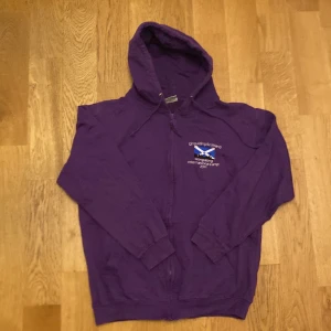 Lila hoodie med logga på - Snygg och skön hoodie size M men passar S - M