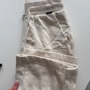 Beige mjukisbyxor f - Säljer ett par beige mjukisbyxor 