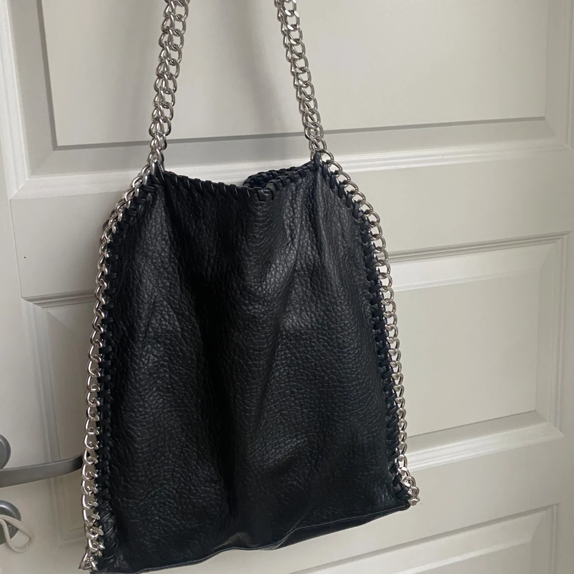 svart väska från tiamo