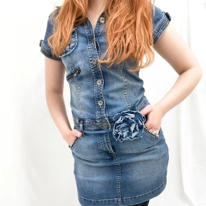 Remake rhinestone denim dress  - Storlek- 36/S  Modellen är 170cm lång. 