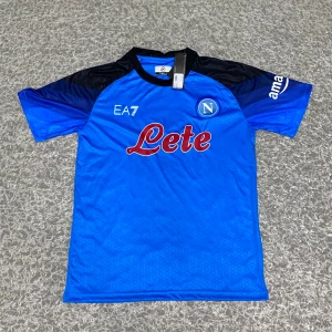 Napoli tröja - Napoli fotbollströja ⚽️ Storlek: S Skick: 10/10👍 Aldrig använd♻️  Material: polyester📊  Kontakta oss gärna vid behov av mer bilder eller om ni har funderingar🤩