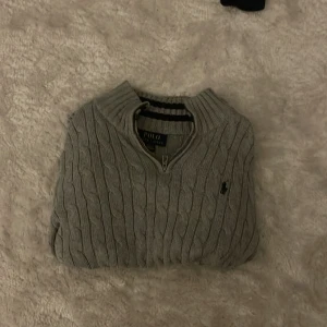 Grå stickad tröja med dragkedja från Polo Ralph Lauren - Pris förslag!Riktigt fet tröja från raulph lauren| Nytt skick har använt den 2 gånger.