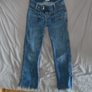  Blå jeans från lager 157  - Säljer ett par blå jeans från 157 i storlek XXS med kort längd. Byxorna har raka ben, två framfickor med markerade sömmar och dubbla knappar i midjan. Klassisk denimlook med bälteshällor och bakfickor. Säljer pga för korta för mig 