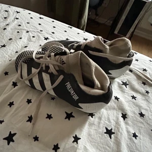 Adidas Predator fotbollsskor - Säljer flera olika par adidas otbollsskor .Perfekta för dig som gillar fotboll. Priset sitter inte i sten. Alla stl är ungefär vid 35-38(olika) meddela gärna gällande frågor! Sälj separat 