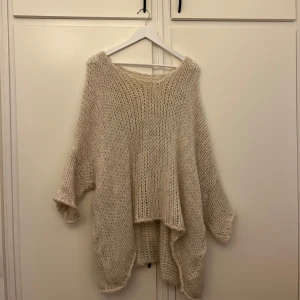Tröja  - Mysig beige stickad tröja i oversized modell. Använd ett fåtal gånger men bra skick! 🥰