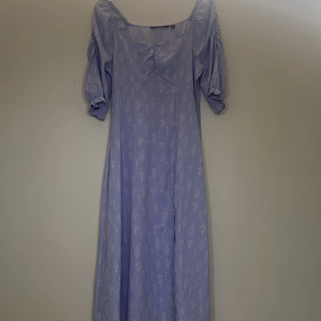 Ljuslila långklänning med blommigt mönster