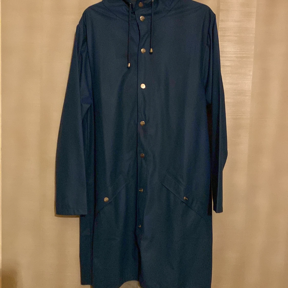 Blå regnjacka från Rains