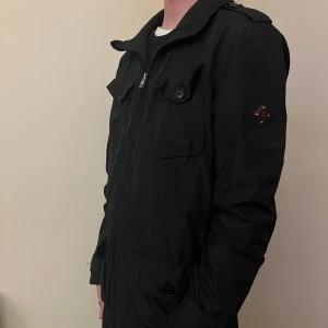 J.Lindeberg Vårjacka 🍀 - Tja säljer nu min feta j.lindeberg Fieldjacket! Den har inga defekter och passar perfekt till våren! Passar dig som är 180-185. Tveka inte att skriva vid frågor! 🙌🏻