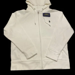 Polo Ralph lauren zip - Säljer min vita polo Ralph lauren zip hoodie då den inte passar. Inga hål eller defekter. Skicka ett dm vid frågor! ✋