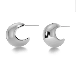 Edblad örhängen - Eftertraktade örhängen ifrån edblad (Bold Creoles S Steel) Nypris 400kr men säljer för 280kr då de är använda några gånger. De är dock som nya och desinfekteras noggrant innan ivägskickning💕
