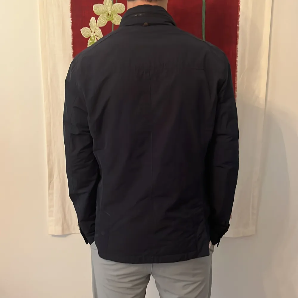 Vintagedelight presenterar: Riktigt fin blå fieldjacka från Massimo dutti i storlek M. Jackan är lätt vaderad och perfekt till våren, sommarkvällar och hösten. Jackan sitter som en blandning mellan S och M. Den har även en dåld luva som fälls ut genom kragen.Hör av er vid funderingar och var inte rädda att skicka prisförslag🥂. Takit.